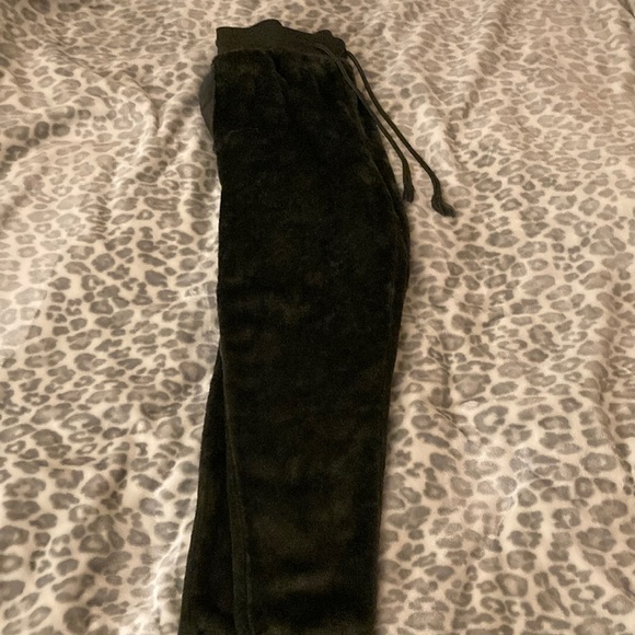 This pair of sweatpants I’m selling is dark green, the brand is CI SONÓ - Picture 6 of 6